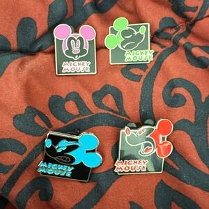 SELECT 1 - Disney Mystery Pins - 2012 Disney Mickey Pop-Art Expressions